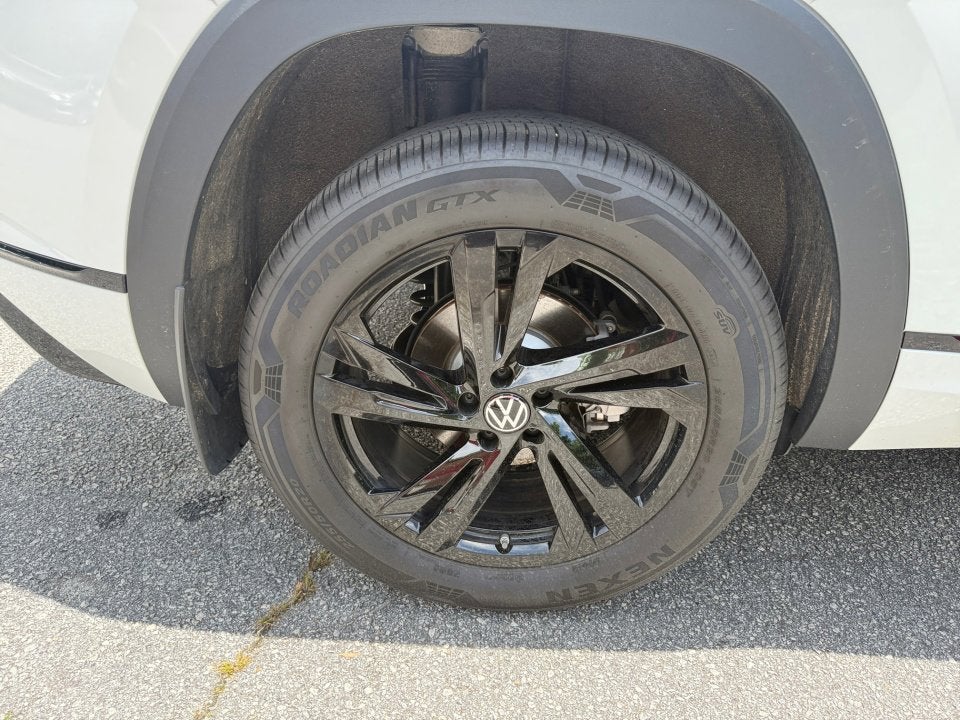 2025 Volkswagen Atlas Cross Sport 2.0T SEL R-Line Black