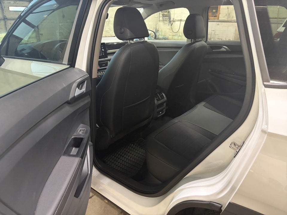 2025 Volkswagen Taos 1.5T SE Black