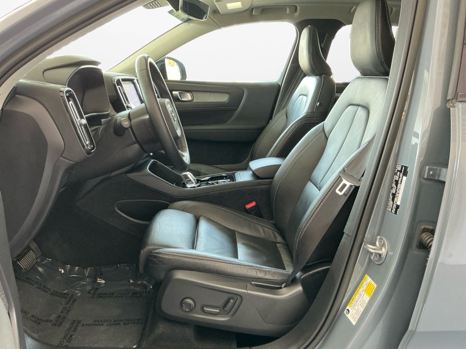 2023 Volvo XC40 B5 Plus Dark Theme