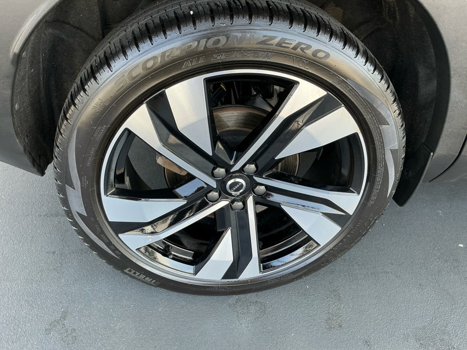 2023 Volvo XC40 B5 Plus Dark Theme