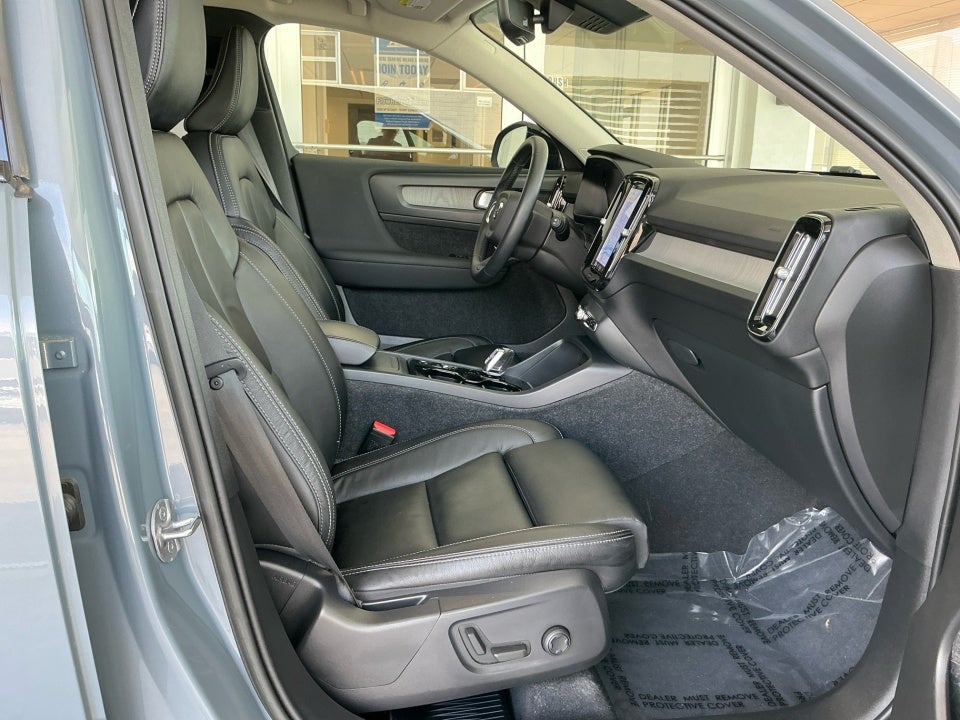 2023 Volvo XC40 B5 Plus Dark Theme