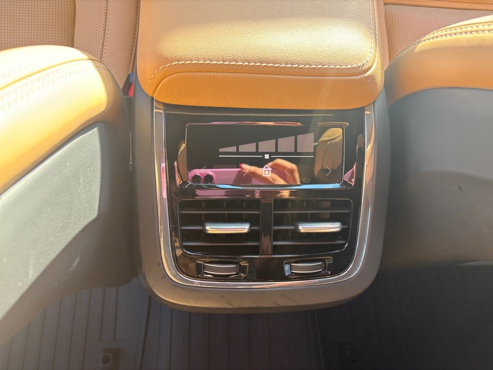 2023 Volvo XC60 B6 Ultimate Dark Theme