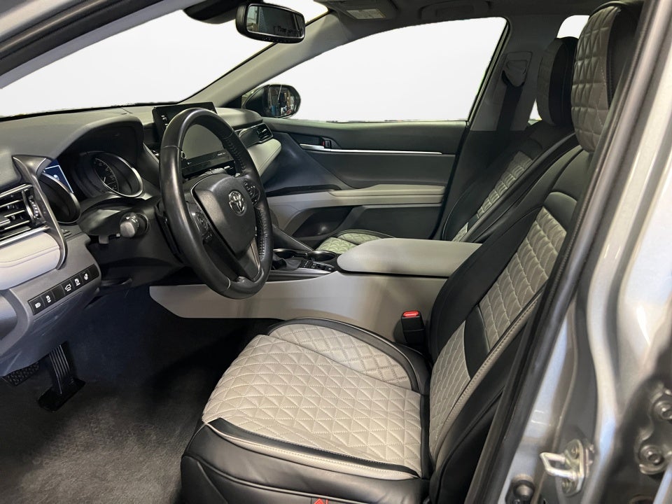 2023 Toyota Camry SE Hybrid