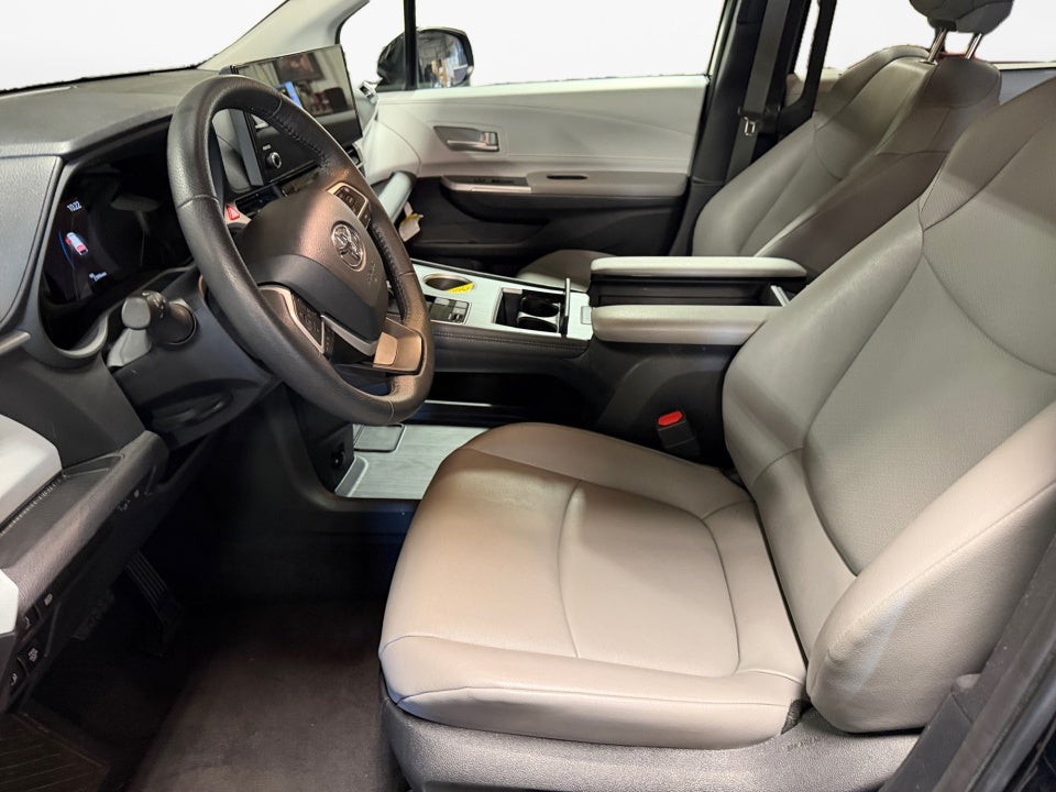 2025 Toyota Sienna XLE 8 Passenger