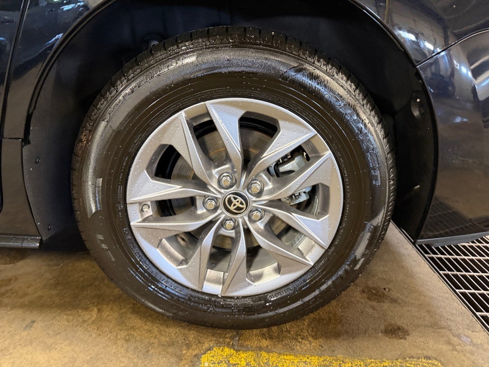 2025 Toyota Sienna XLE 8 Passenger