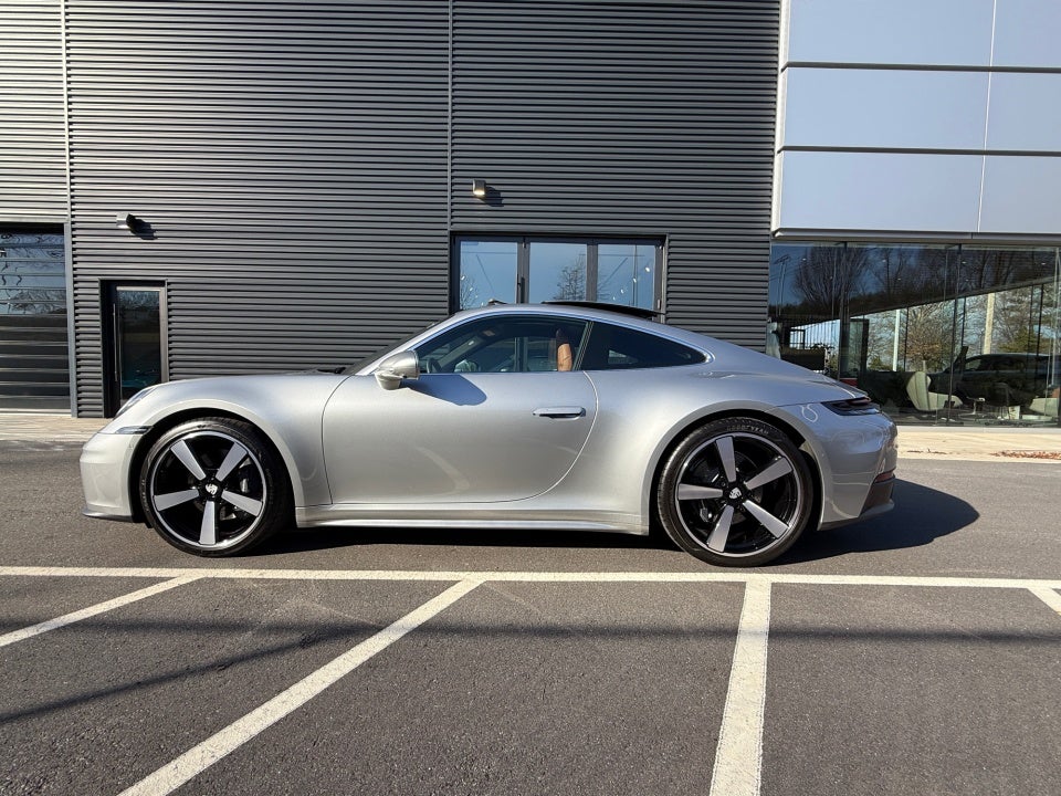 2025 Porsche 911 Carrera