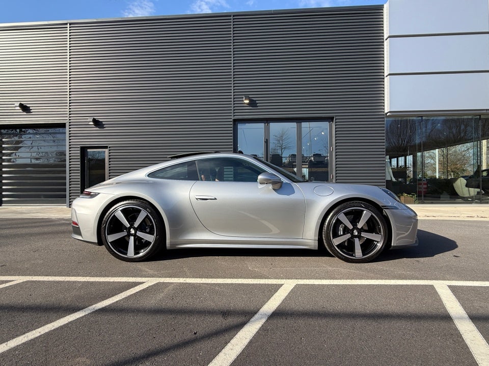 2025 Porsche 911 Carrera