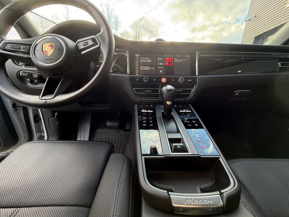 2025 Porsche Macan Base