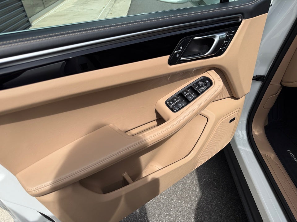 2023 Porsche Macan Base