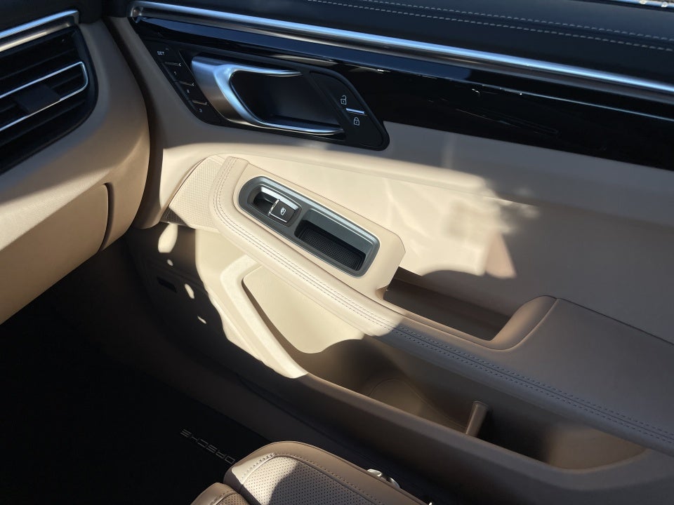 2023 Porsche Macan Base