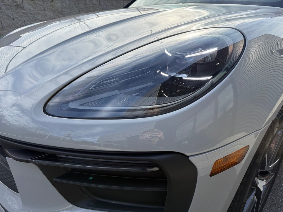 2025 Porsche Macan Base