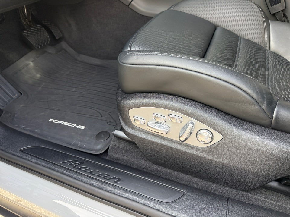 2025 Porsche Macan Base