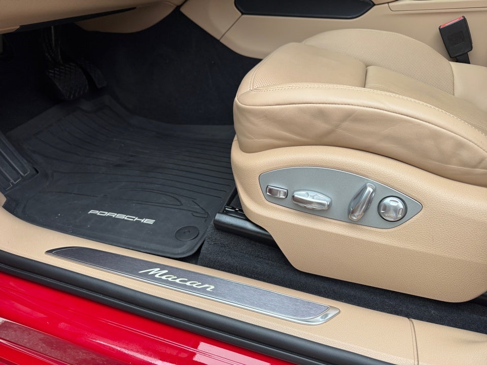 2025 Porsche Macan Base