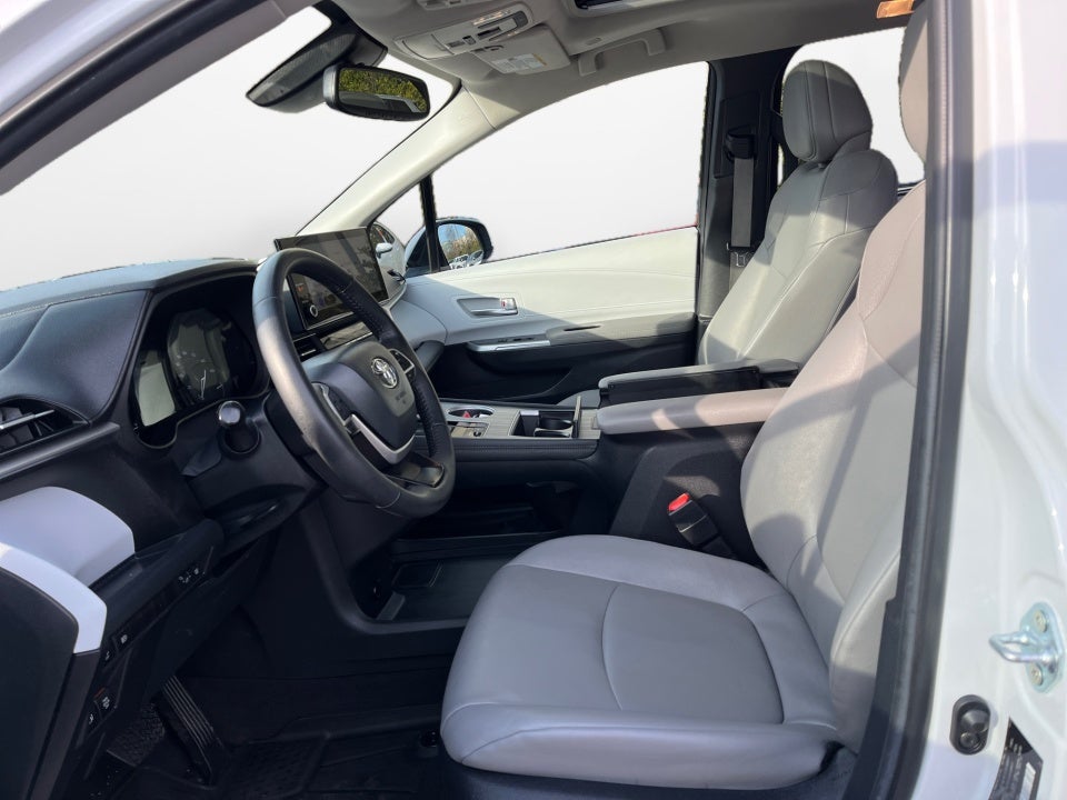 2025 Toyota SIENNA XLE XLE 8 Passenger