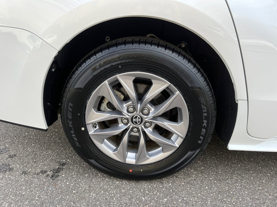 2025 Toyota SIENNA XLE XLE 8 Passenger