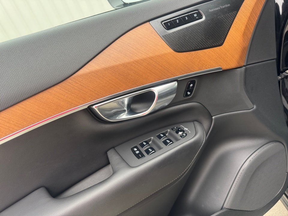 2023 Volvo XC90 Recharge Plug-In Hybrid T8 Plus Bright Theme 7-Seater