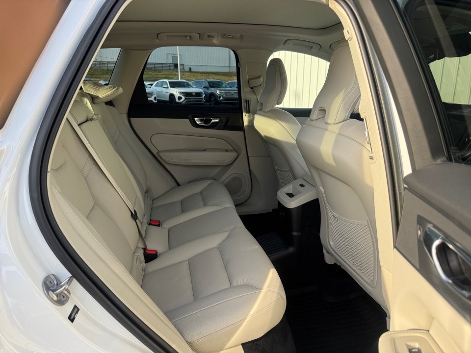 2023 Volvo XC60 Recharge Plug-In Hybrid T8 Plus Bright Theme