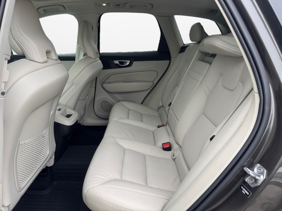 2022 Volvo XC60 B5 Momentum