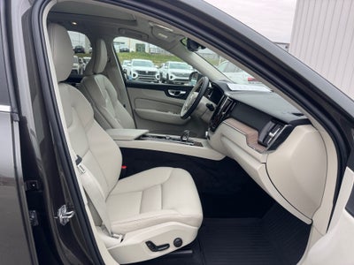 2022 Volvo XC60 B5 Momentum