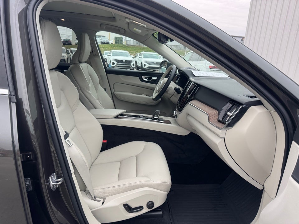 2022 Volvo XC60 B5 Momentum