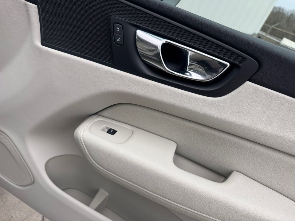 2022 Volvo XC60 B5 Momentum