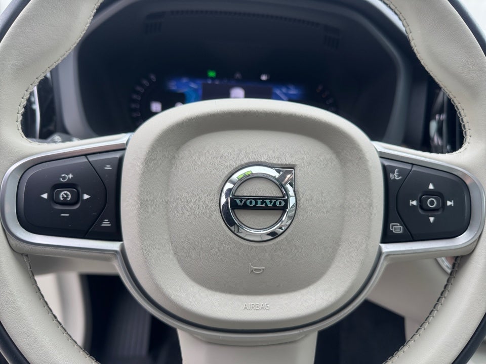 2022 Volvo XC60 B5 Momentum