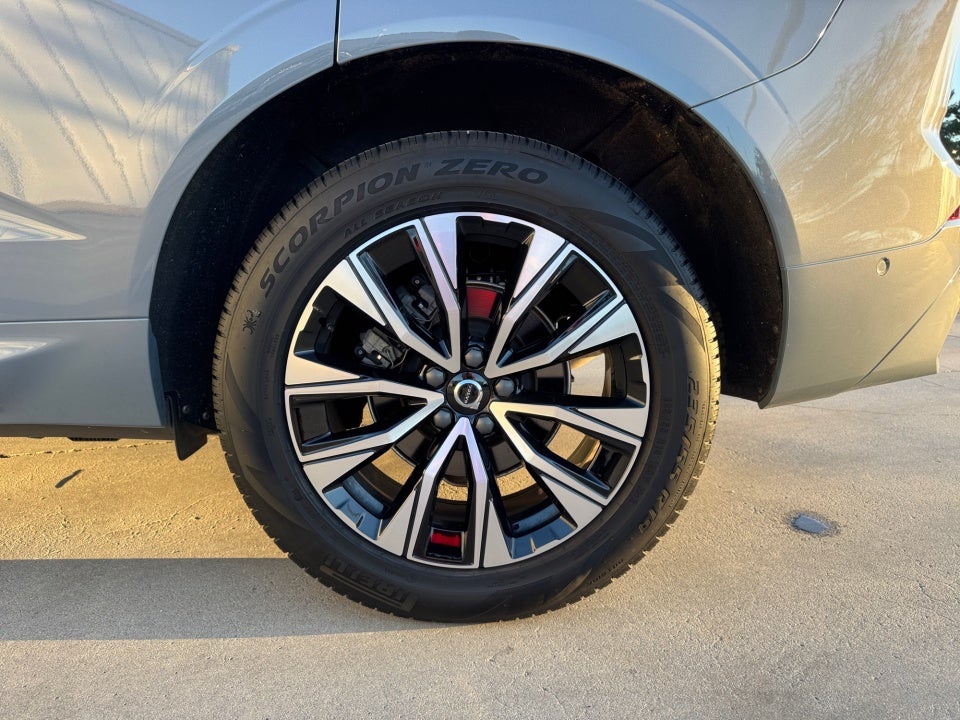 2024 Volvo XC60 B5 Plus Dark Theme