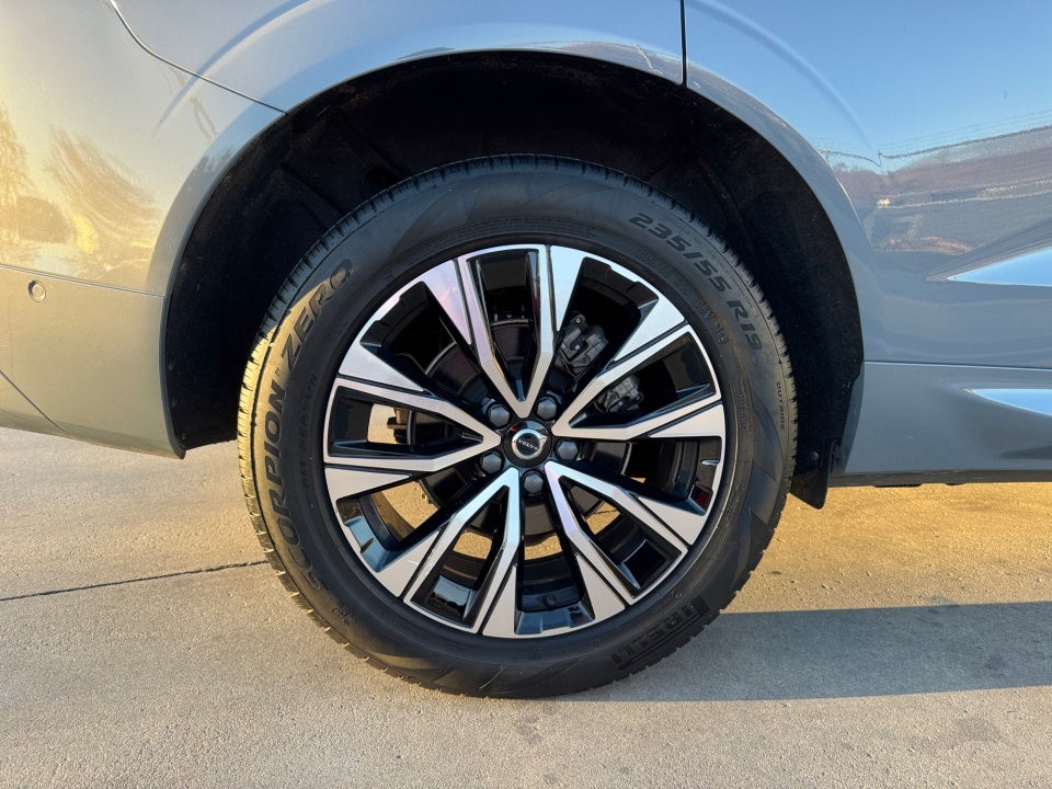 2024 Volvo XC60 B5 Plus Dark Theme
