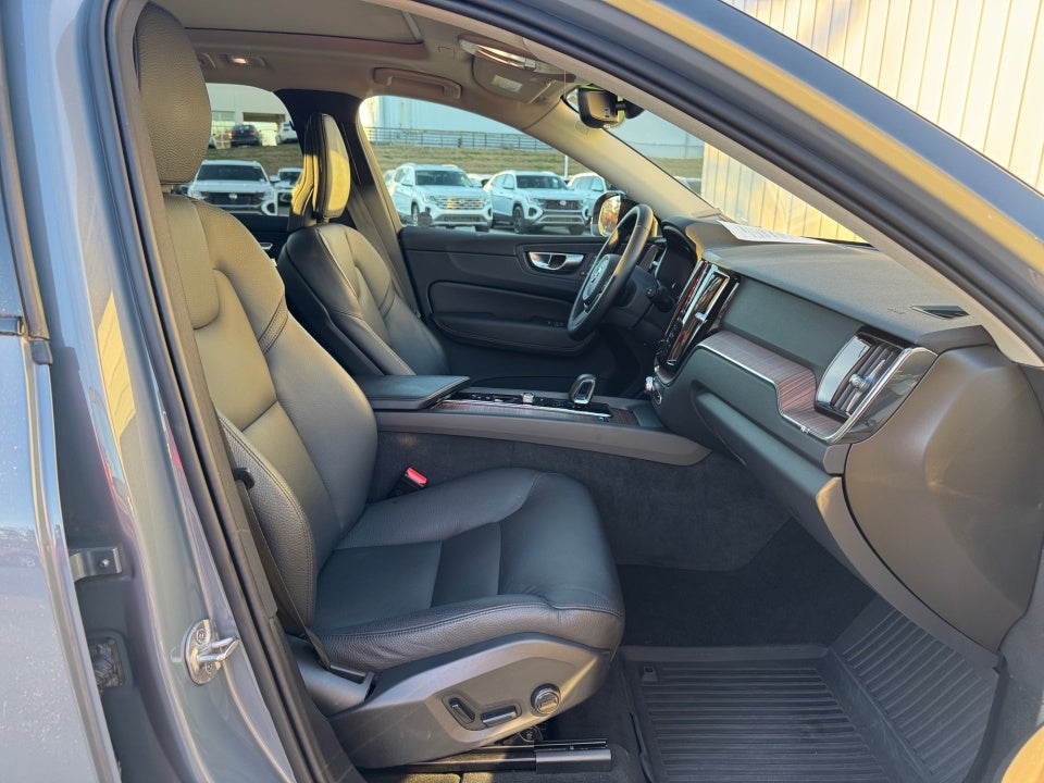 2024 Volvo XC60 B5 Plus Dark Theme