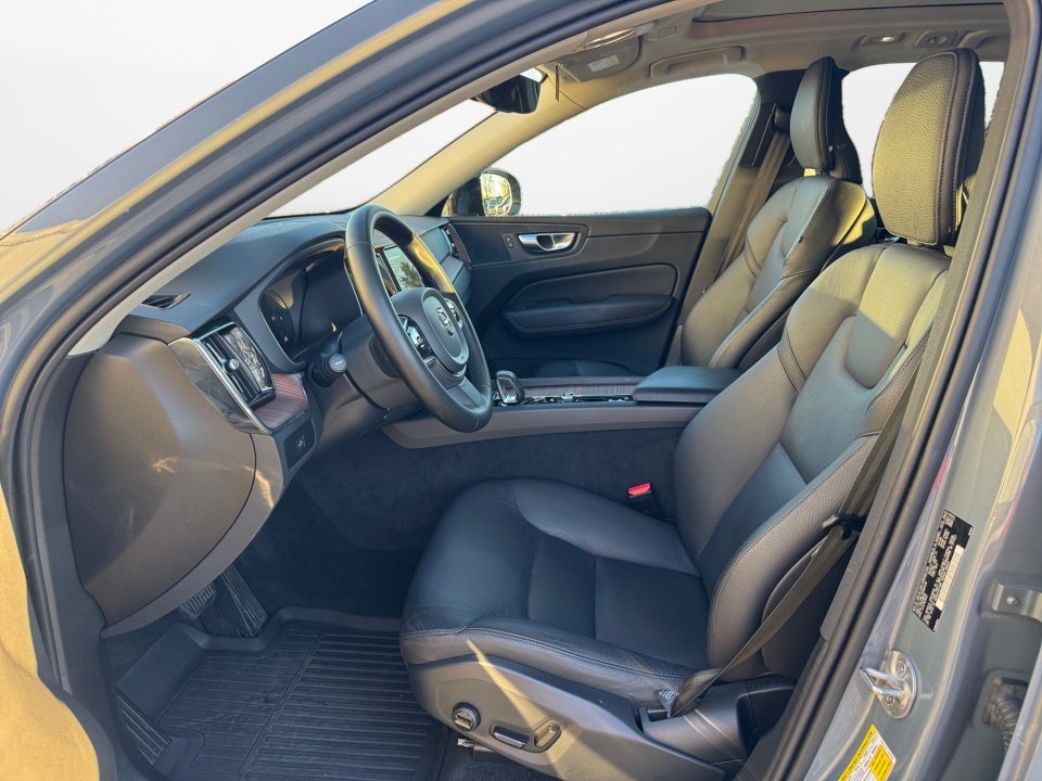 2024 Volvo XC60 B5 Plus Dark Theme
