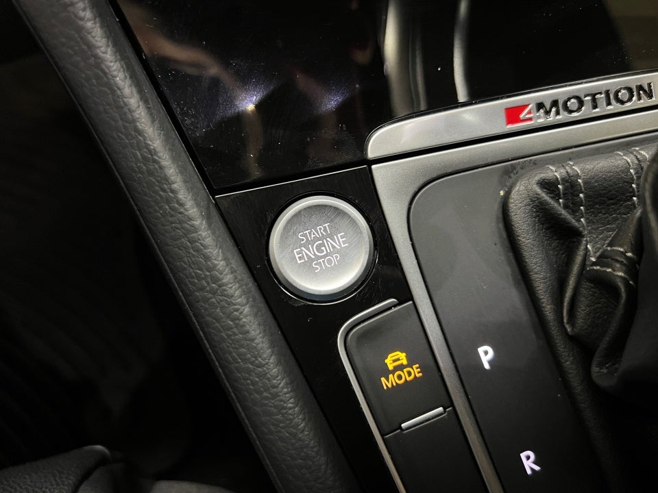 2017 Volkswagen Golf R 4-Door w/DCC & Navigation