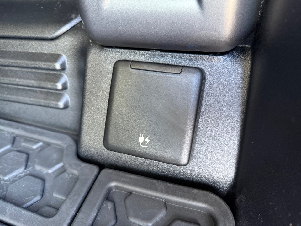 2025 Land Rover Defender 110 P400 S