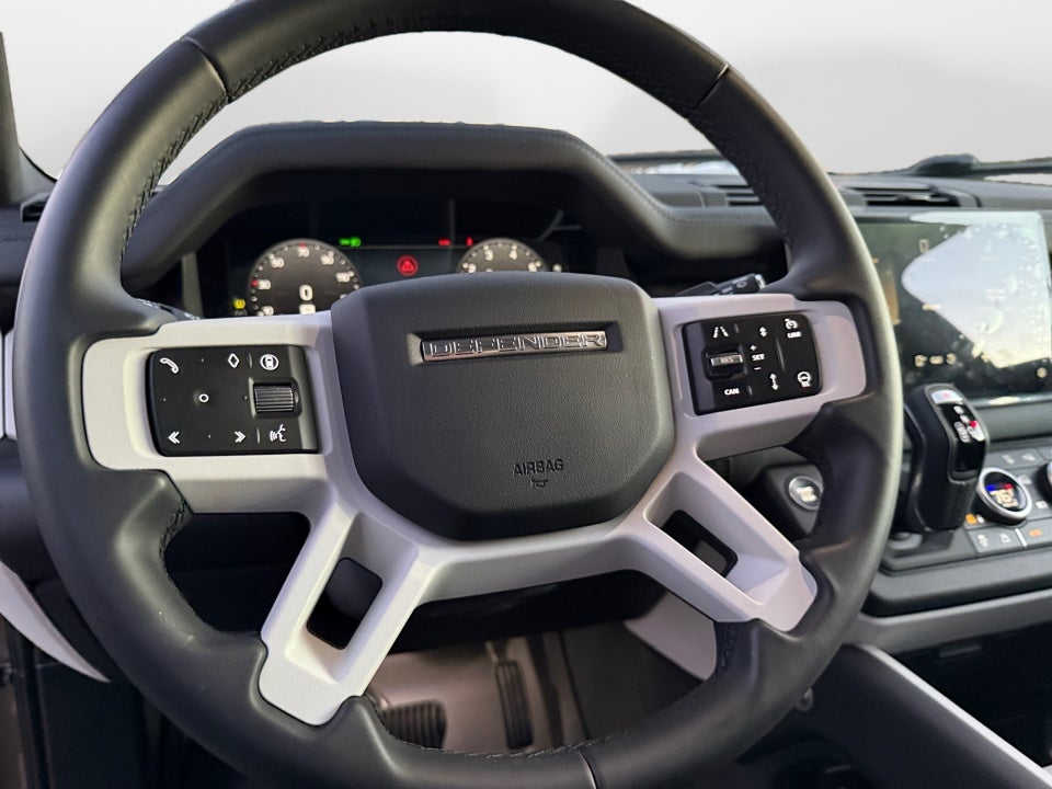 2025 Land Rover Defender 110 P300