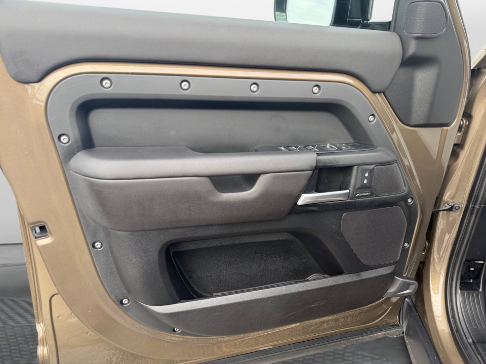 2025 Land Rover Defender 110 P300