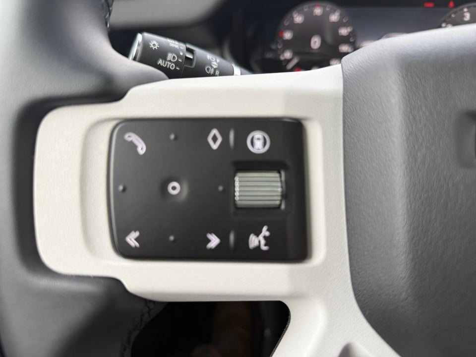 2025 Land Rover Defender 110 P300