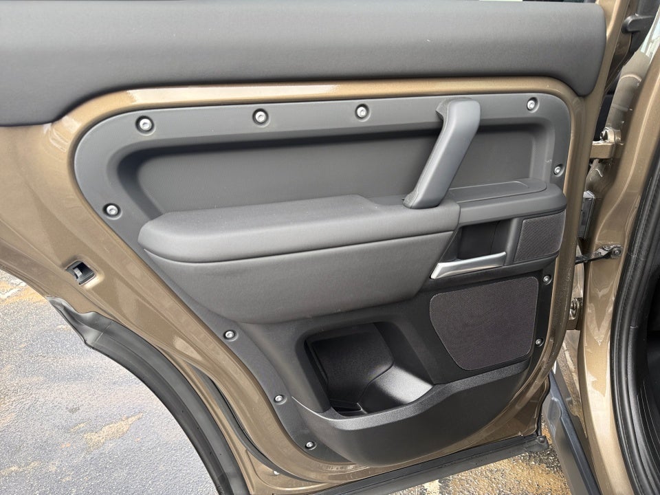 2025 Land Rover Defender 110 P300