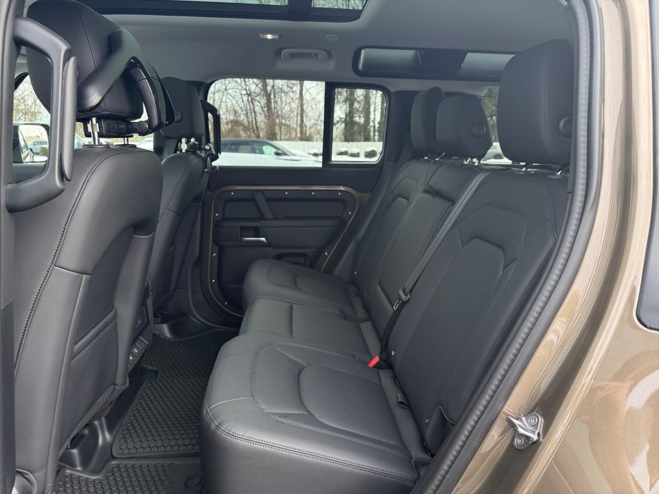2025 Land Rover Defender 110 P300