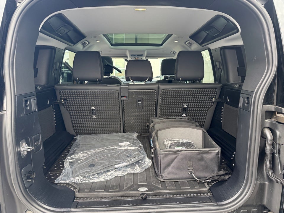 2025 Land Rover Defender 110 P300