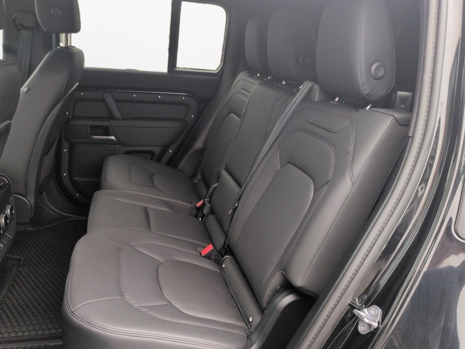 2025 Land Rover Defender 130 P400 Outbound