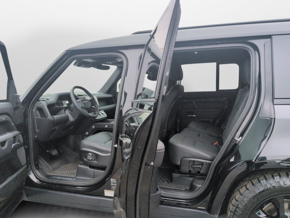 2025 Land Rover Defender 130 P400 Outbound