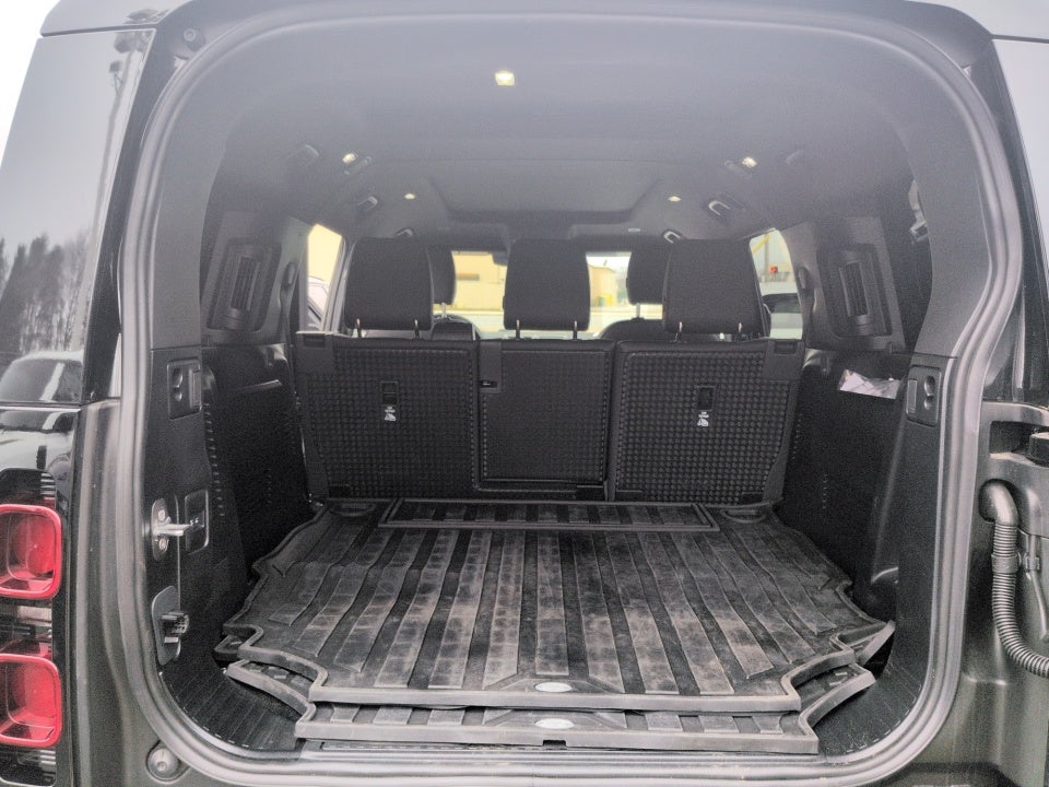 2025 Land Rover Defender 130 P400 Outbound