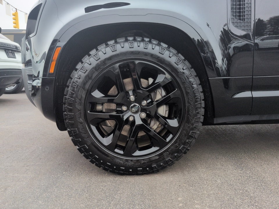 2025 Land Rover Defender 130 P400 Outbound