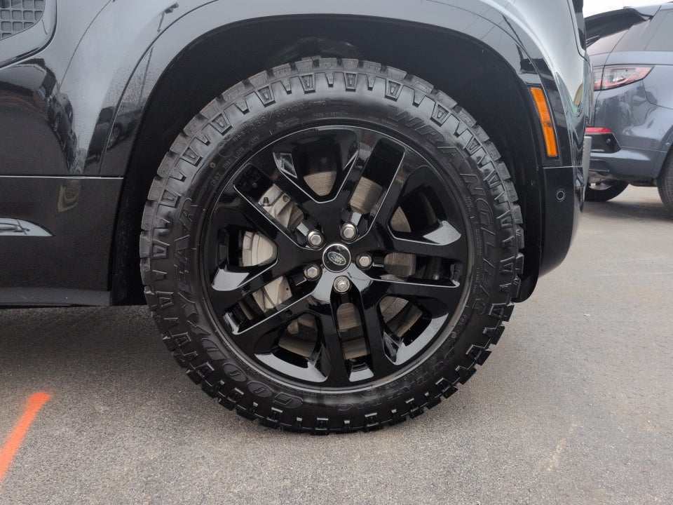 2025 Land Rover Defender 130 P400 Outbound