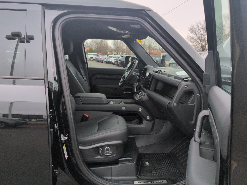 2025 Land Rover Defender 130 P400 Outbound