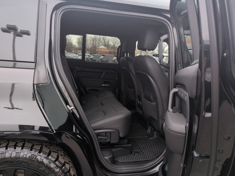2025 Land Rover Defender 130 P400 Outbound