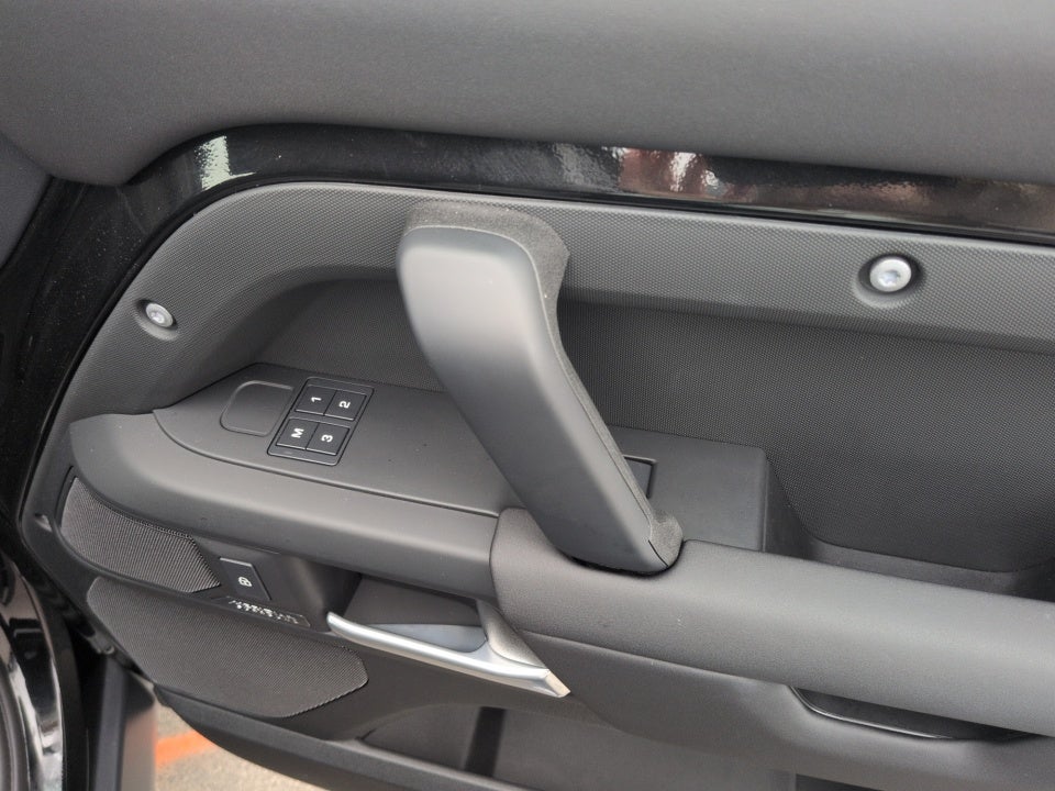 2025 Land Rover Defender 130 P400 Outbound