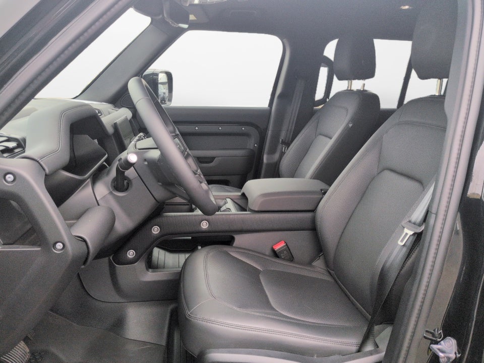 2025 Land Rover Defender 130 P400 Outbound
