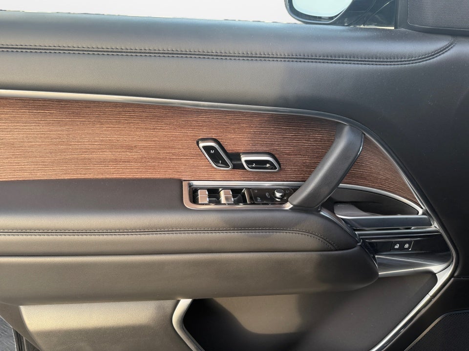 2025 Land Rover Range Rover P400 SE 7 Seat