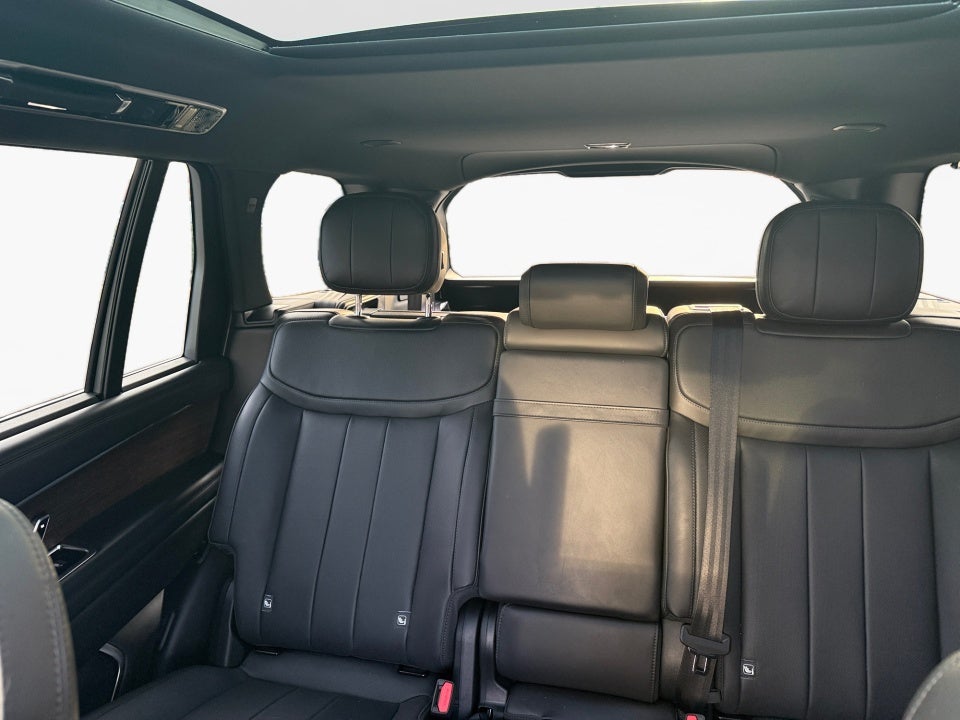 2025 Land Rover Range Rover P400 SE 7 Seat