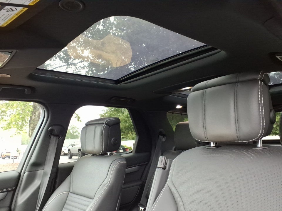 2024 Land Rover Discovery P300 Dynamic SE